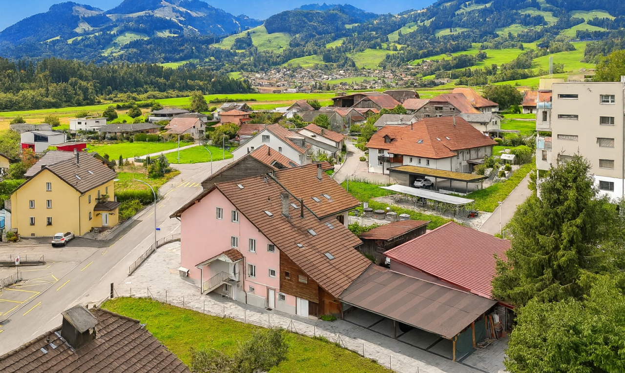 RENOVIERTE RENDITELIEGENSCHAFT IN RUHIGER LAGE NAHE DEM AUFSTREBENDEN - 1