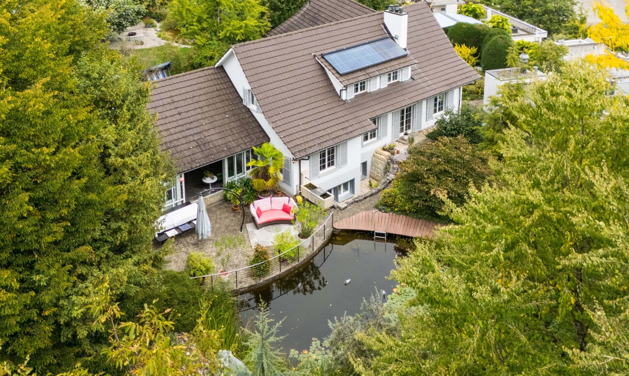 12-Room House with Garden Oasis and Ample Space - 0