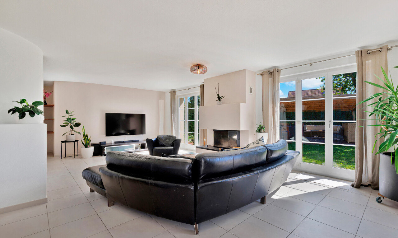 Superb detached house with swimming pool in a quiet location in Denges - 2
