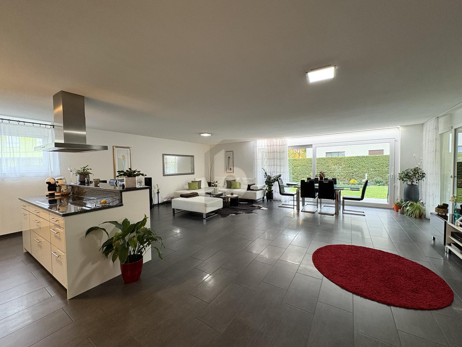 EXKLUSIV MIT GROSSER TERRASSE UND SITZPLATZ - 1