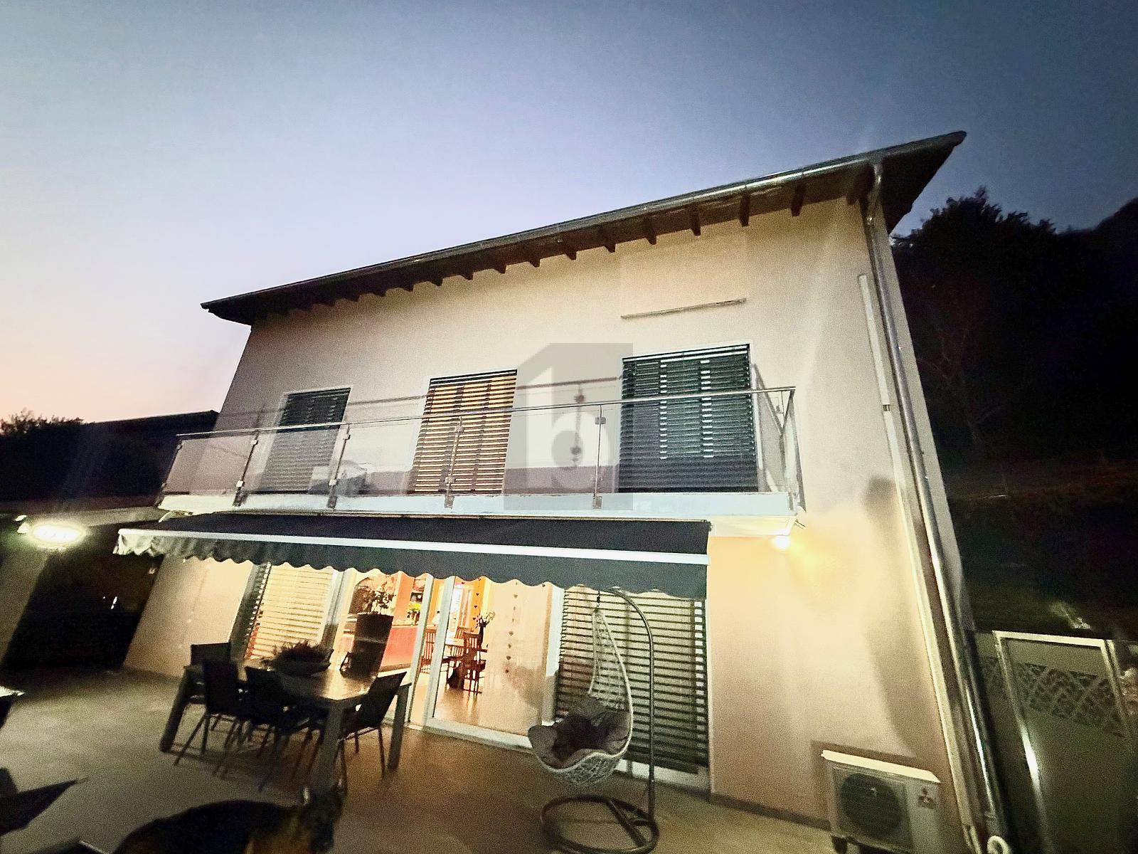 LUMINOSA,AMPIA CON PISCINA E 4 POSTI AUTO - 3