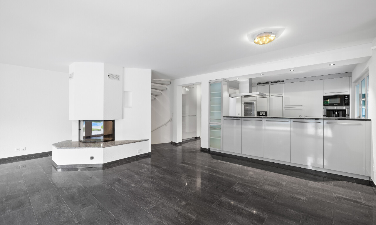 Wunderschöne 7.5-Zimmer Doppelhaushälfte im Grünen - 1