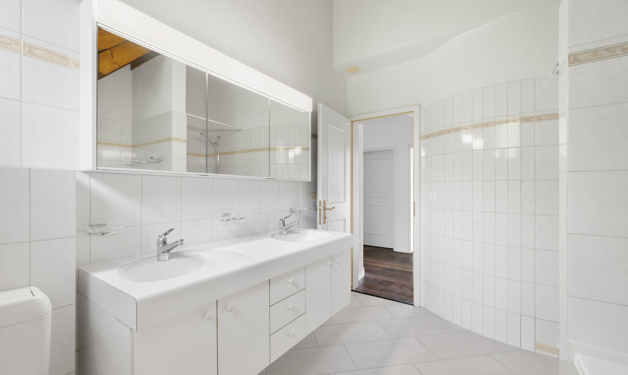 Wunderschöne 7.5-Zimmer Doppelhaushälfte im Grünen - 4