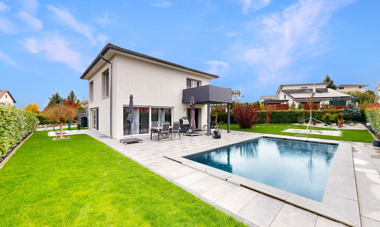 Modern and Bright House with Pool, Peaceful Setting Guaranteed - 0
