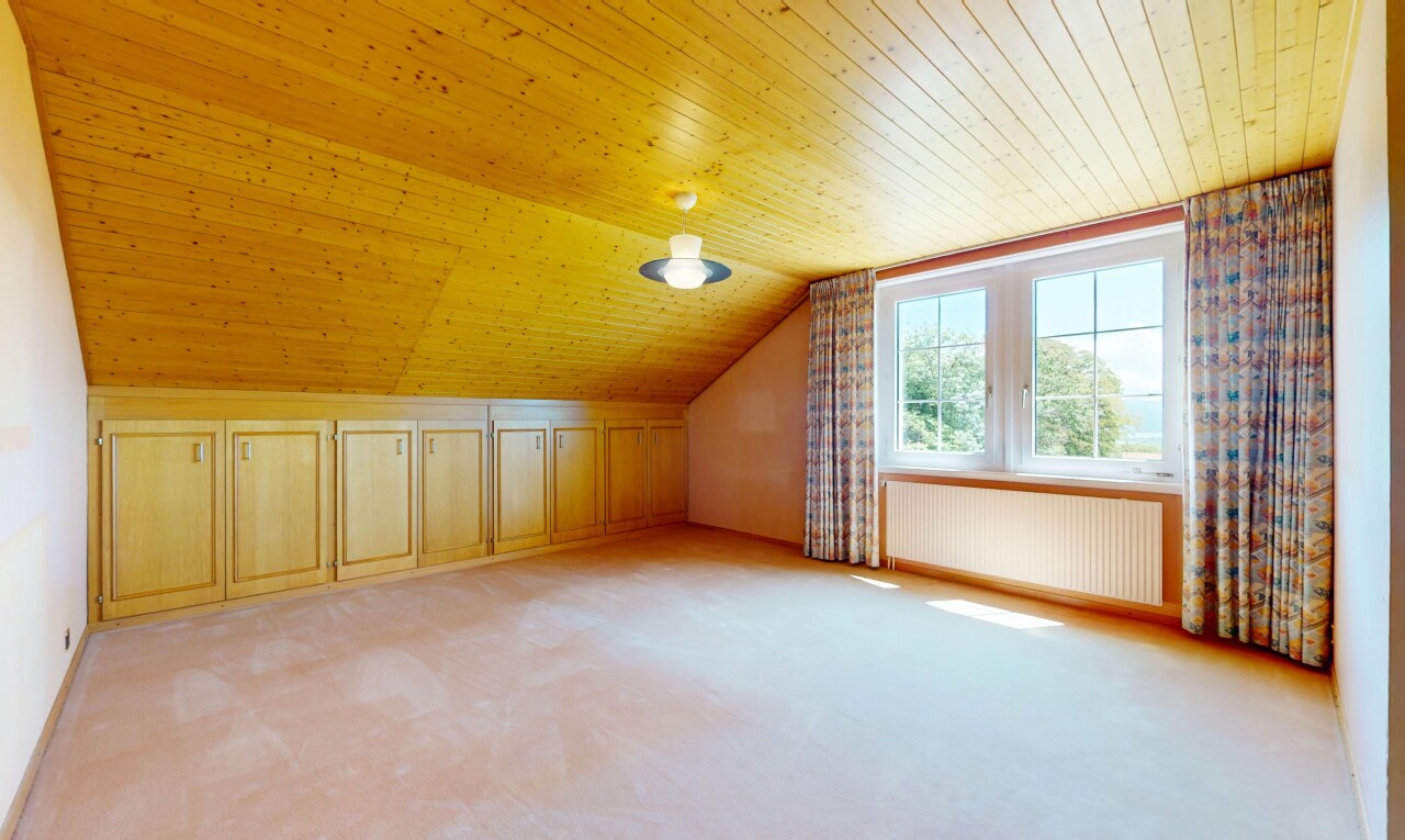 Spacious property with open views of the mountains and the lake - 9