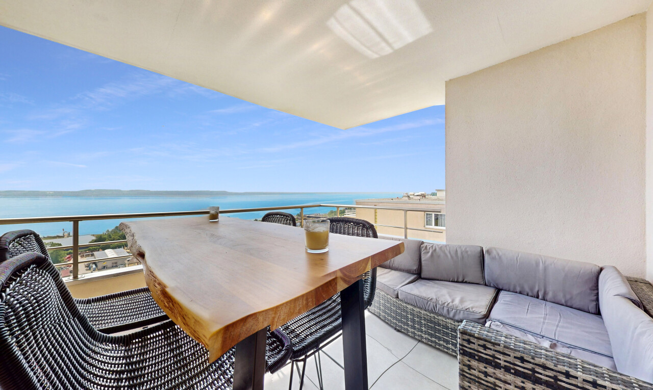 Stunning Lake View – Fully Renovated, perfect for rental income - 1