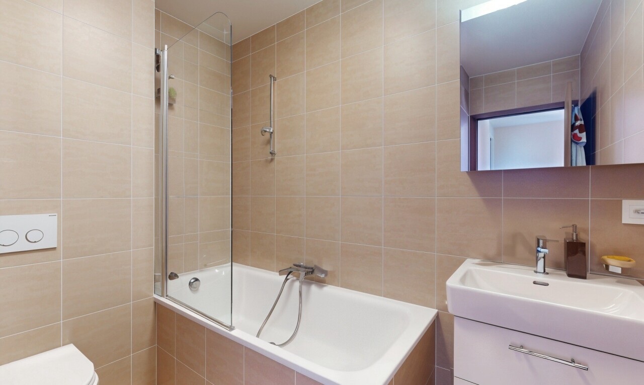Beautiful Semi-Detached House with Garden, Ideally Located - 11