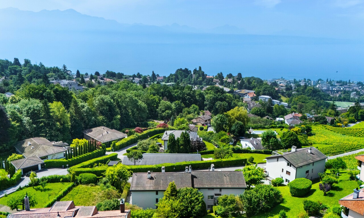 BEEINDRUCKENDE AUSSICHT, GROSSZÜGIGER GRUNDRISS UND HOCHWERTIGES WOHNU - 2