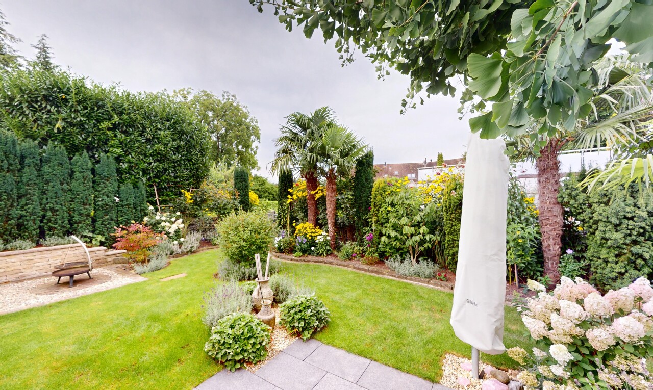 Einzigartige Gartenwohnung mit Aussenpool - 1