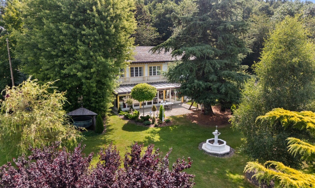 Grosszügiges Familienhaus mit Doppelgarage und 2'492 m² Garten - 1