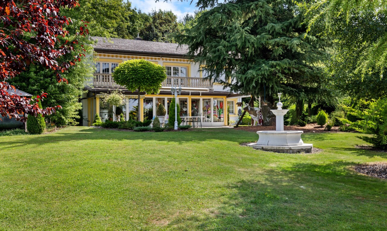 Grosszügiges Familienhaus mit Doppelgarage und 2'492 m² Garten - 2