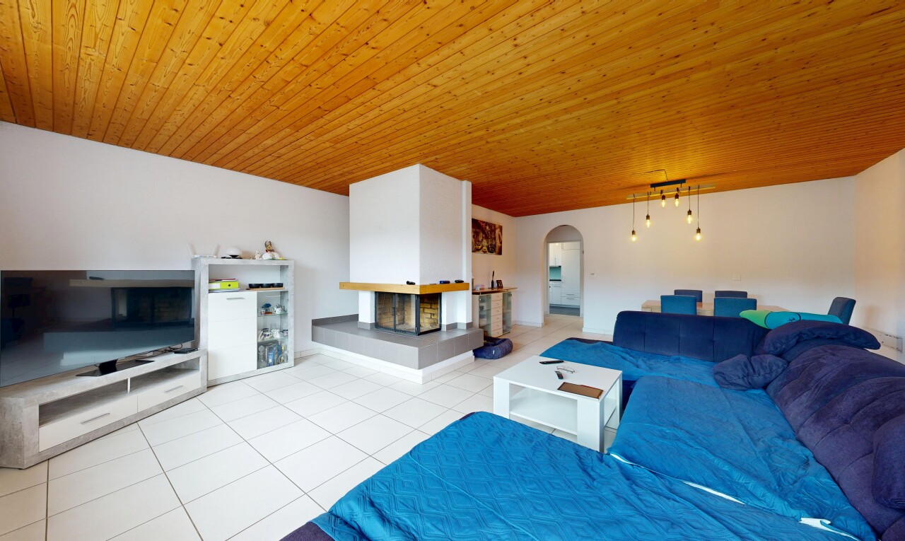 Dachwohnung mit Weitsicht, Cheminée und ausbaubarem Dachboden - 1