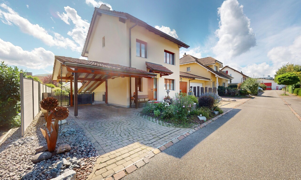 Lichtdurchflutetes Einfamilienhaus mit Garten und Cheminée in Wallbach - 2