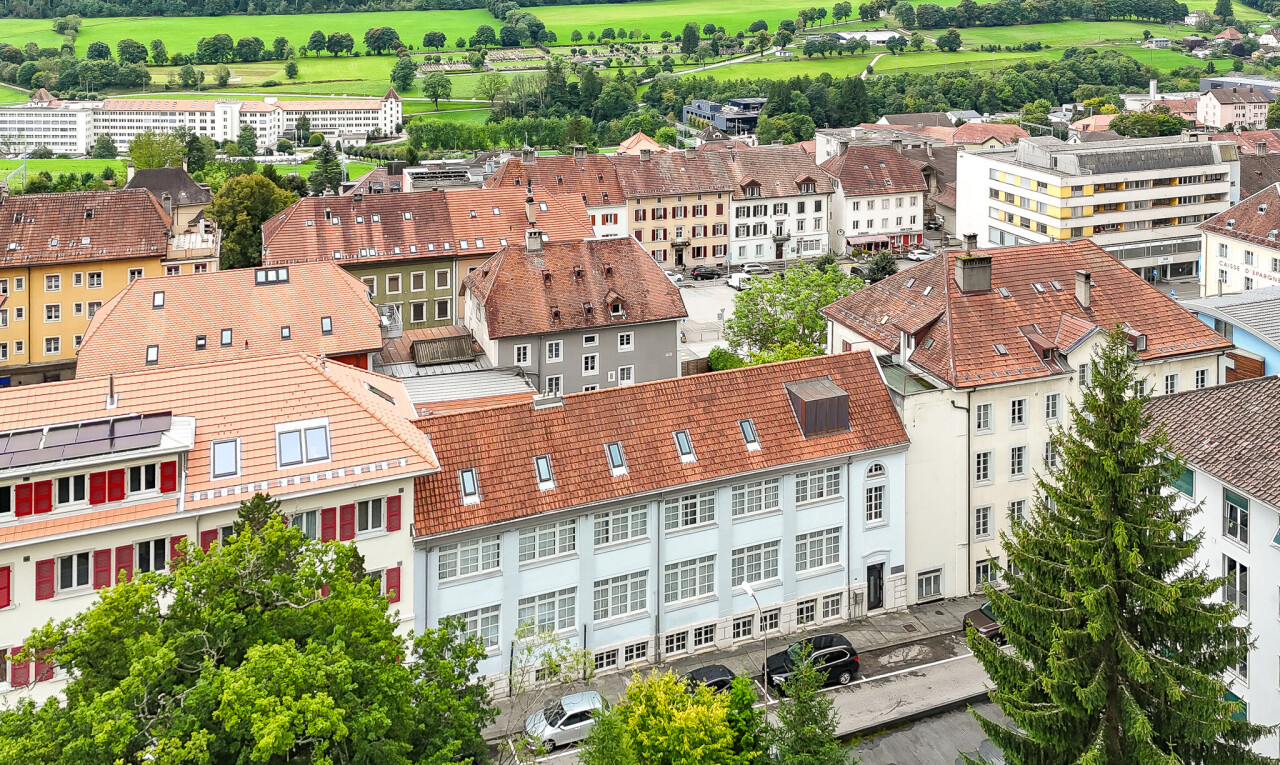 Helles Gebäude mit großem Ausbau- und Renditepotenzial - 1