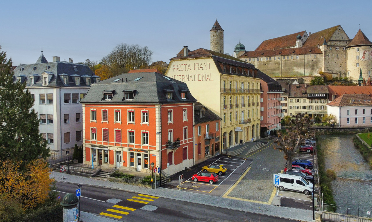 Renoviertes gemischtes Gebäude im Zentrum von Porrentruy - 1