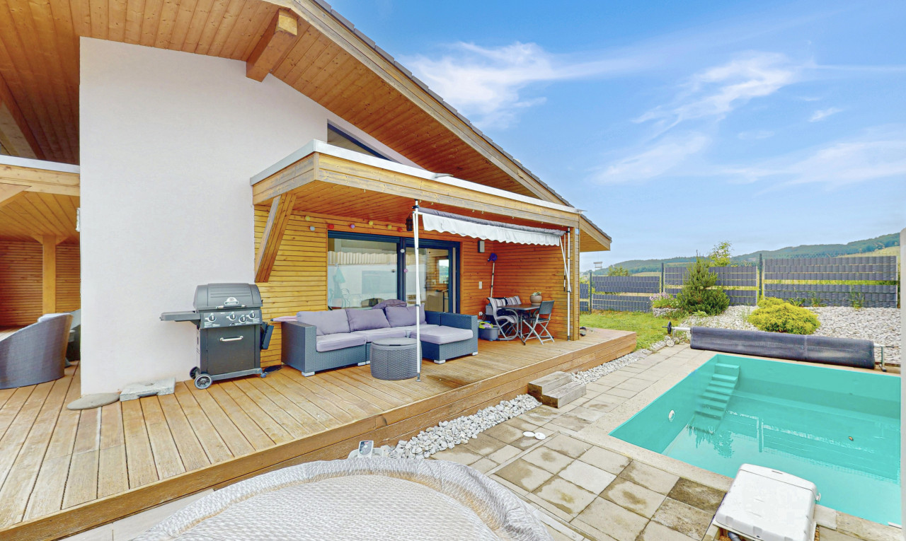 Modernes Haus mit Garten und Pool in einer grünen Umgebung - 0