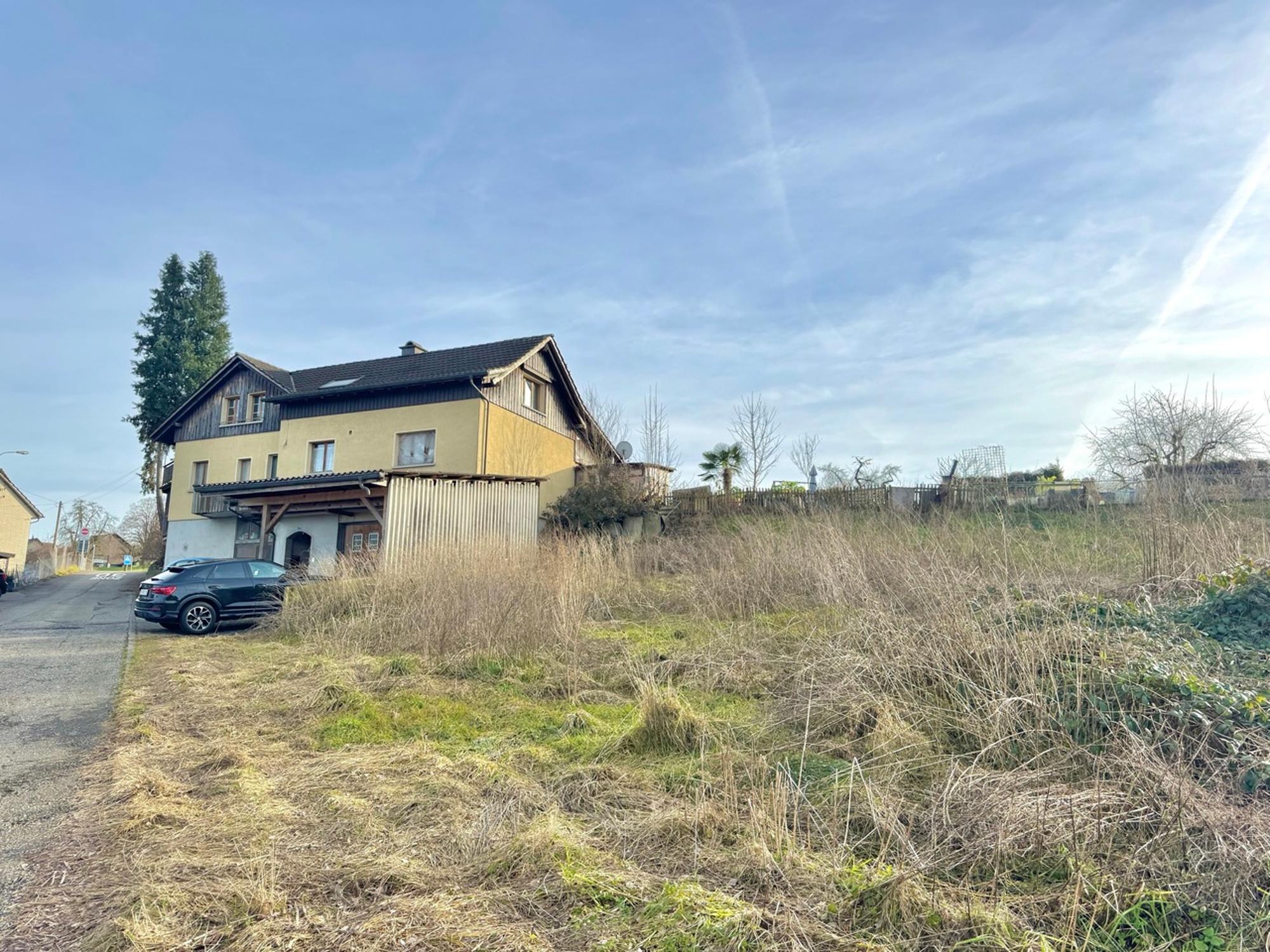 Great potential - two-family house with building plot - 0