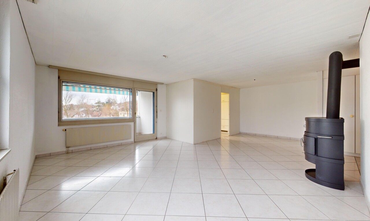 Sehr schöne 4.5p Wohnung im obersten Stockwerk mit Balkon und Aussicht - 1