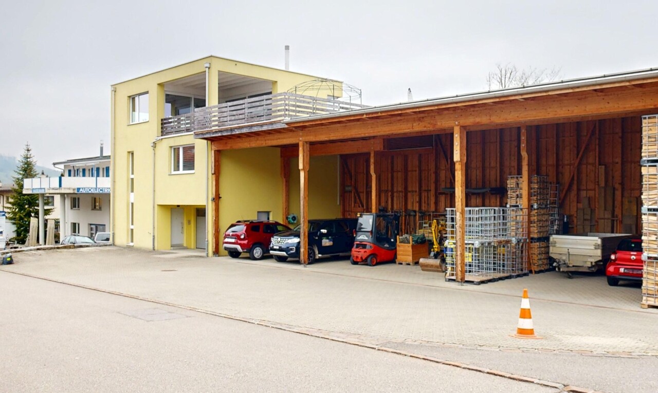 Attraktive Wohnliegenschaft mit Werkhalle und Photovoltaikanlage - 2