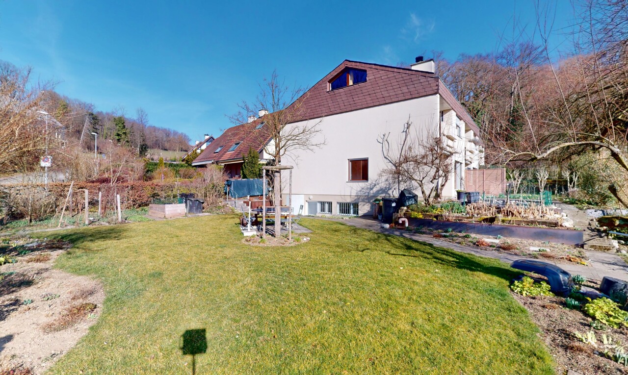 Doppelhaushälfte mit grossem Garten und viel Potenzial in Bettingen - 1