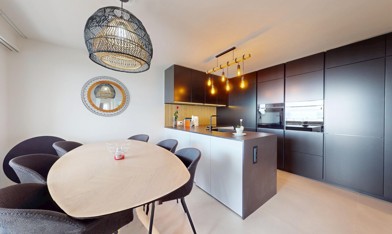 Atemberaubender Seeblick – Renovierte Wohnung, ideal für Rendite - 2