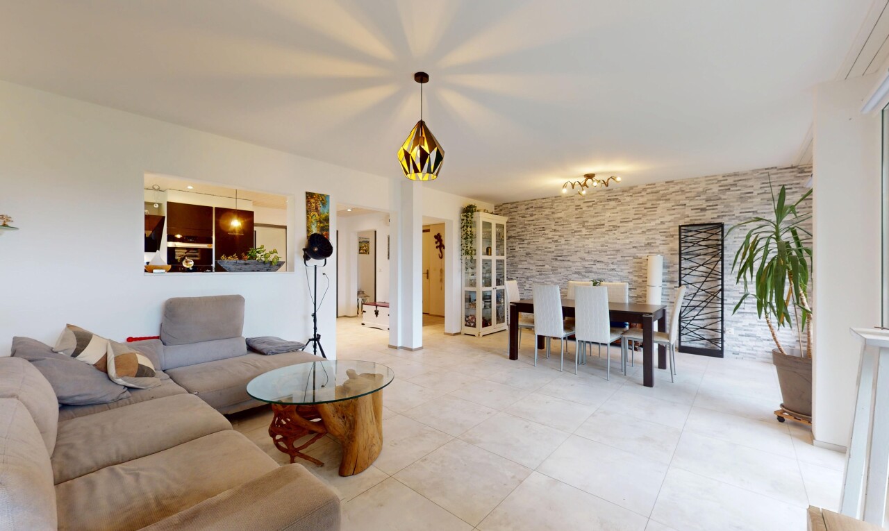 Charm, space and tranquillity - 4.5-room apartment fully renovated - 1