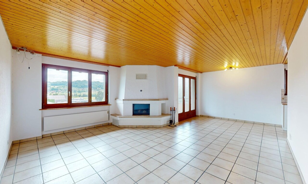 Helle 4.5-Zi.-Wohnung mit Aussicht, Cheminée und zwei Parkplätzen - 0