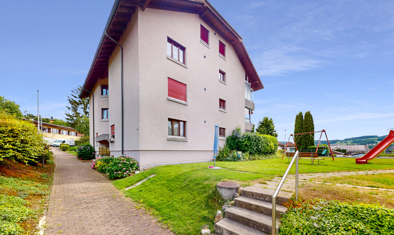Helle 4.5-Zi.-Wohnung mit Aussicht, Cheminée und zwei Parkplätzen - 2
