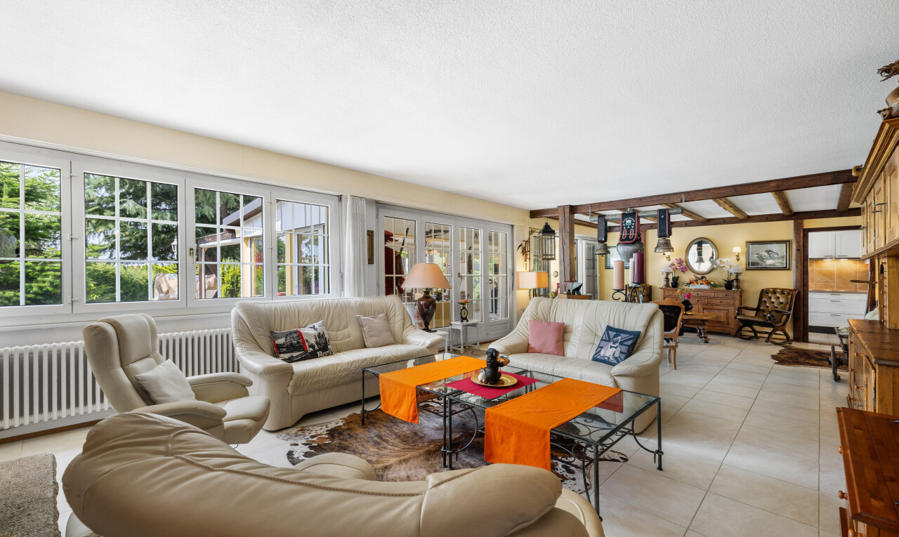 Grosszügiges Familienhaus mit Doppelgarage und 2'492 m² Garten - 0