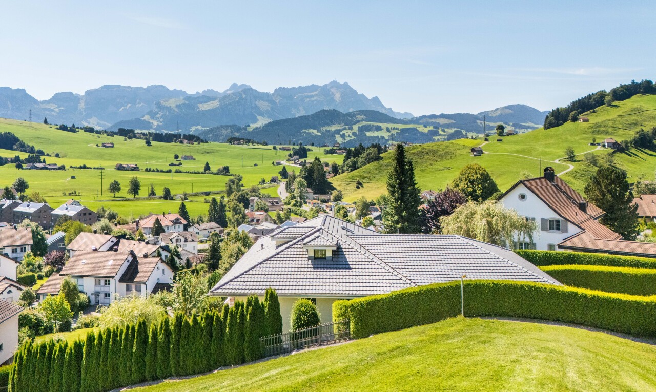 Exklusive Villa mit spektakulärer Weitsicht und gehobenem Ausbau - 1