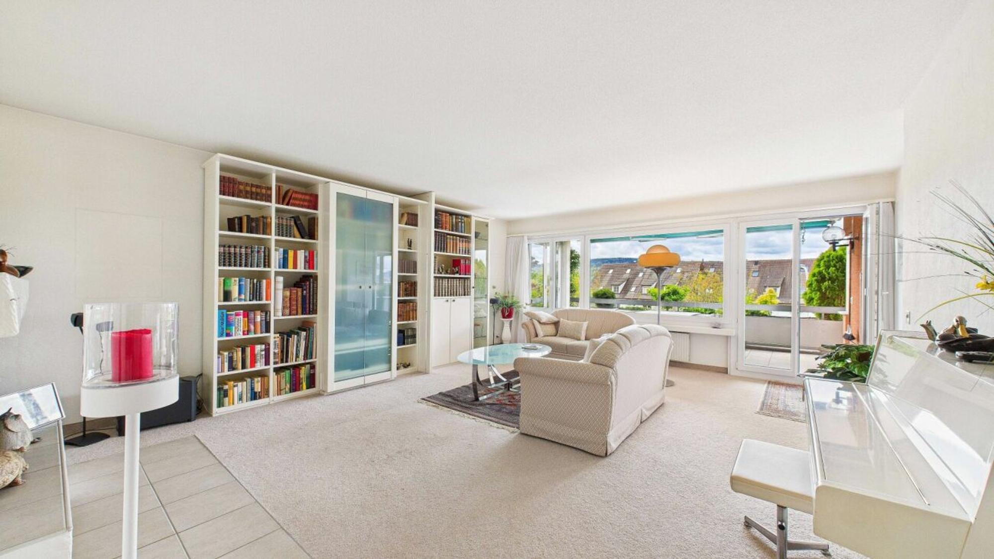 Charming apartment with balcony and fireplace - well-maintained, functional and with lots of potential - 1