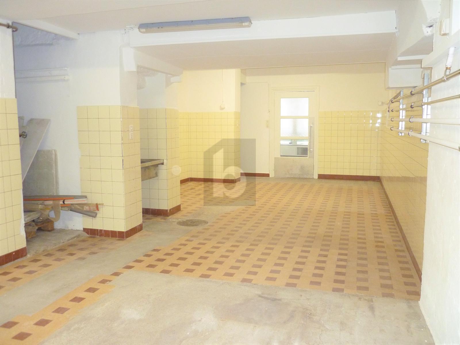 AU CENTRE VILLE AVEC BELLE VITRINE - 3