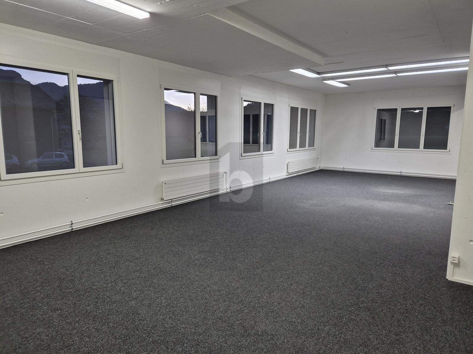 HELLES ATTRAKTIVES GEWERBE - 2