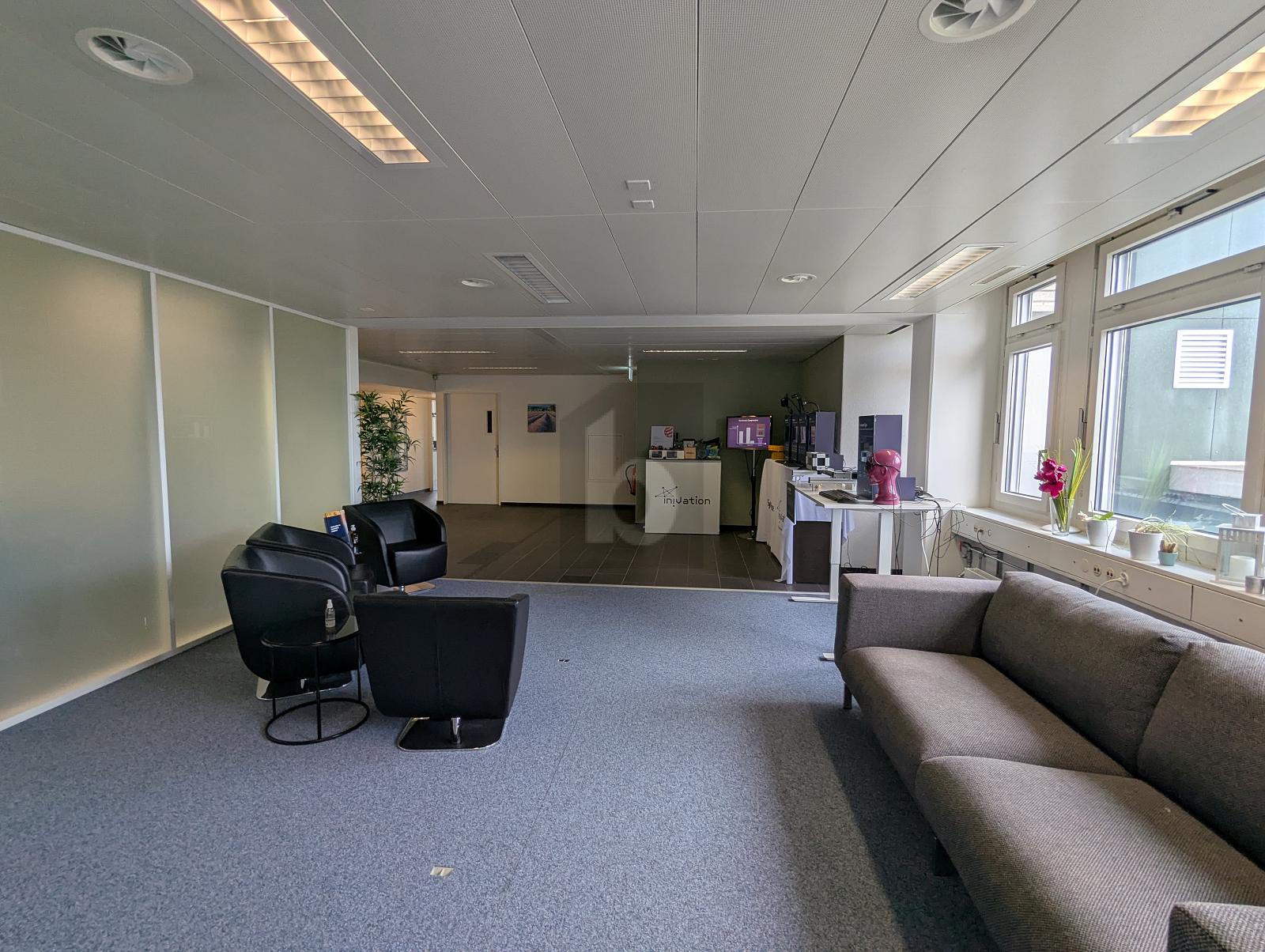 FLEXIBEL MIT EMPFANG, TERRASSE UND WARENLIFT - 1