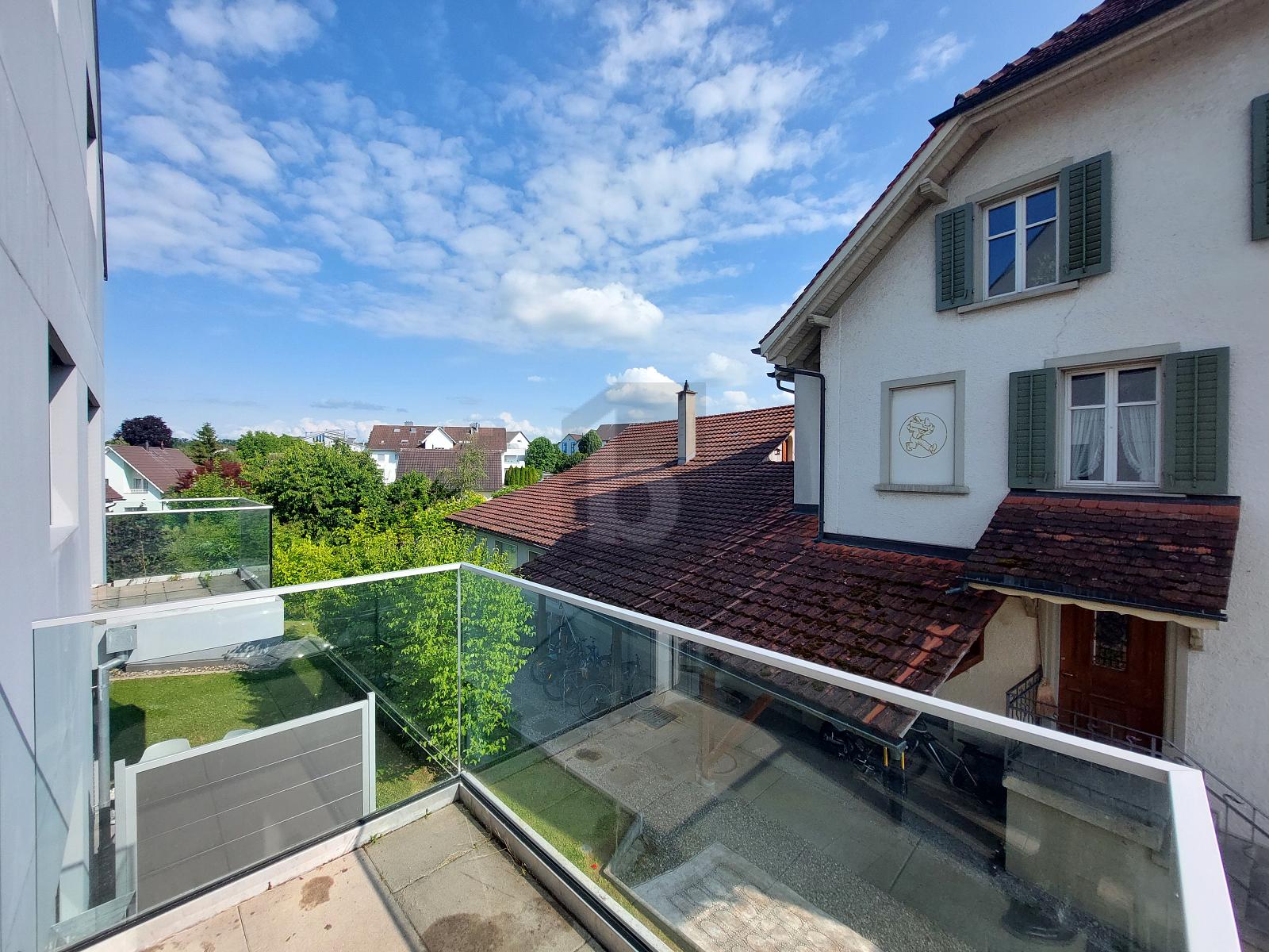 MIT BALKON UND MODERNER AUSSTATTUNG - 0