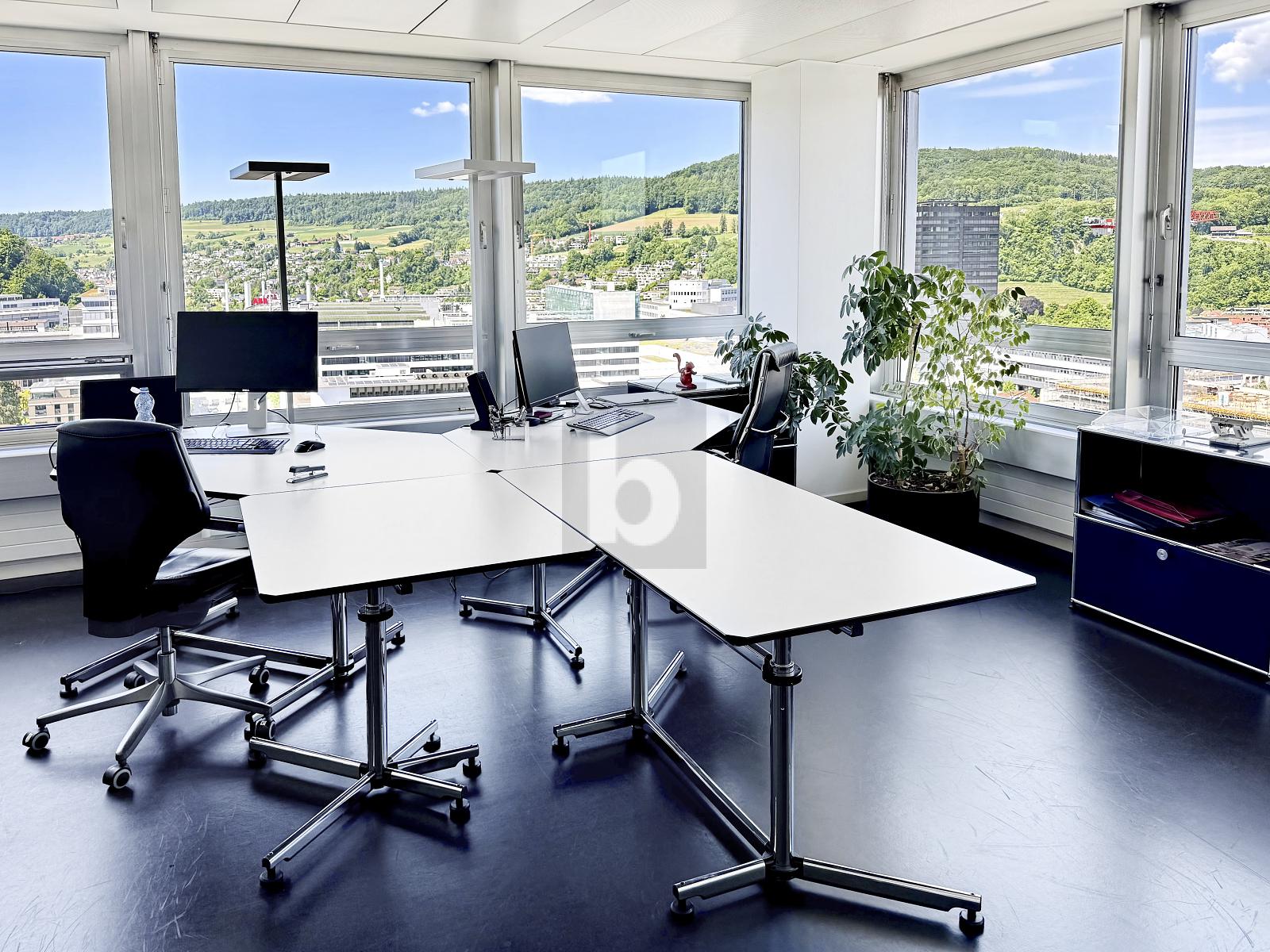 MIT PANORAMABLICK AUF DIE STADT - 0