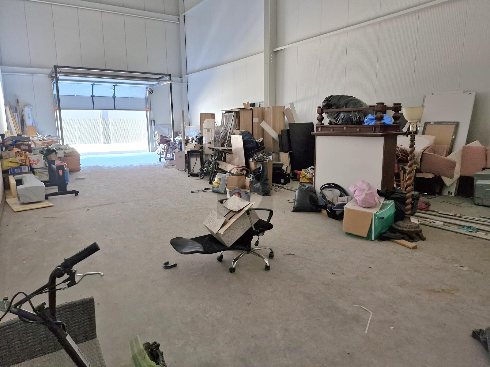 DÉPÔT NEUF LE LONG DE L'AUTOROUTE - 2