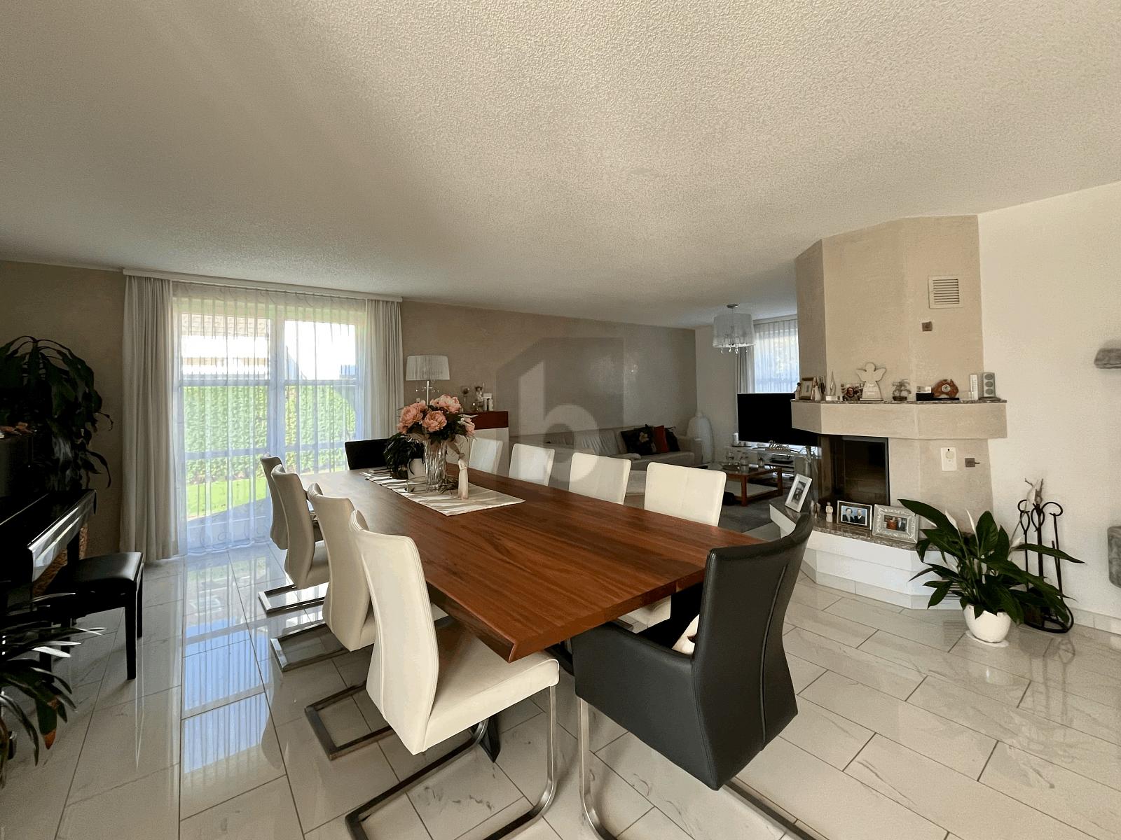 SONNIGER GROSSER GARTEN - 1