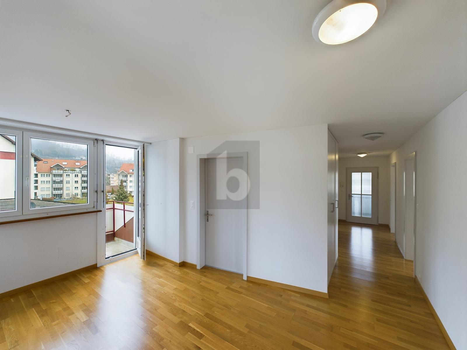 GROSSZÜGIG AN ZENTRALER LAGE - 0