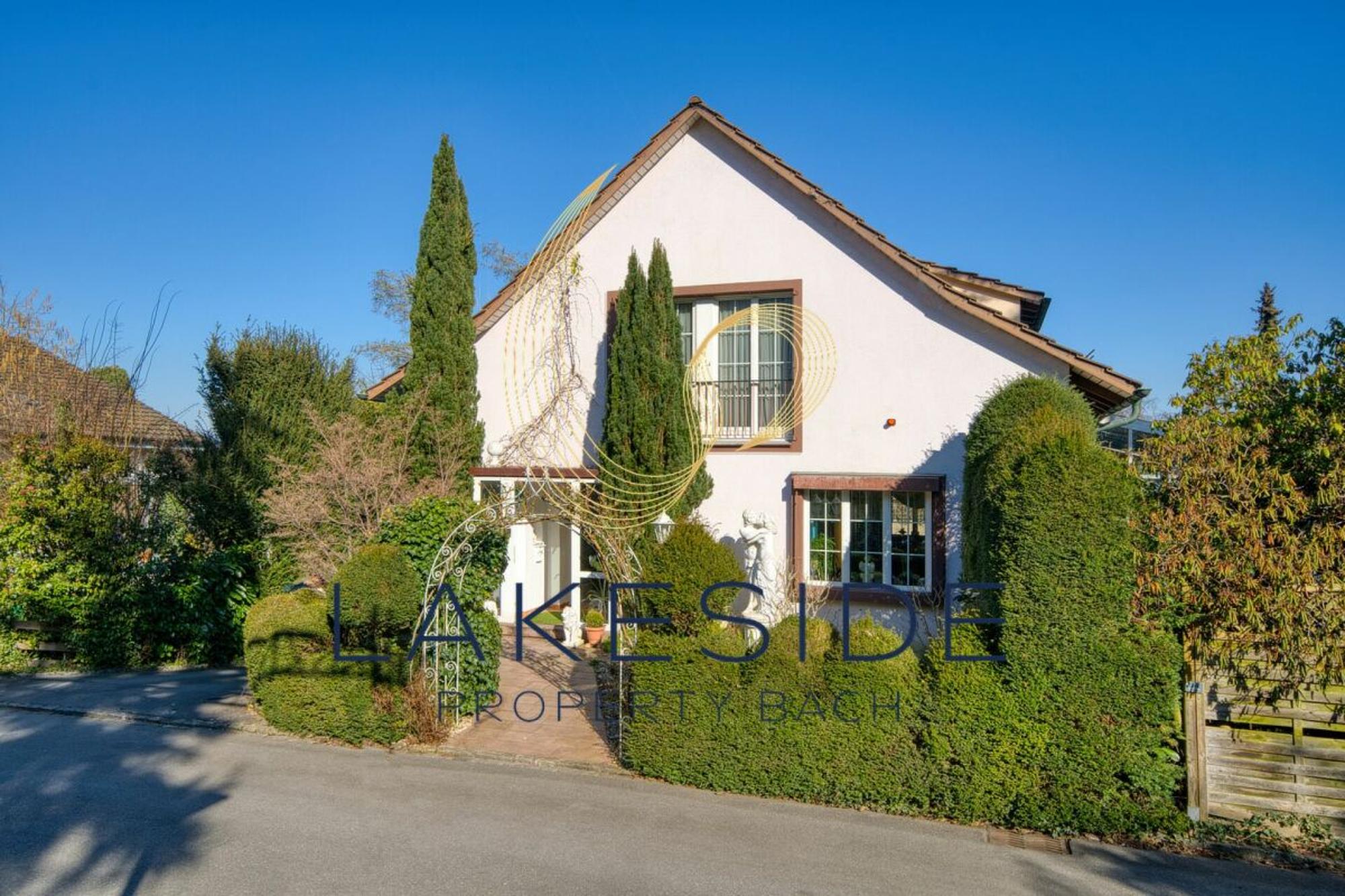 Unique gem with dream garden in a sought-after location - 0
