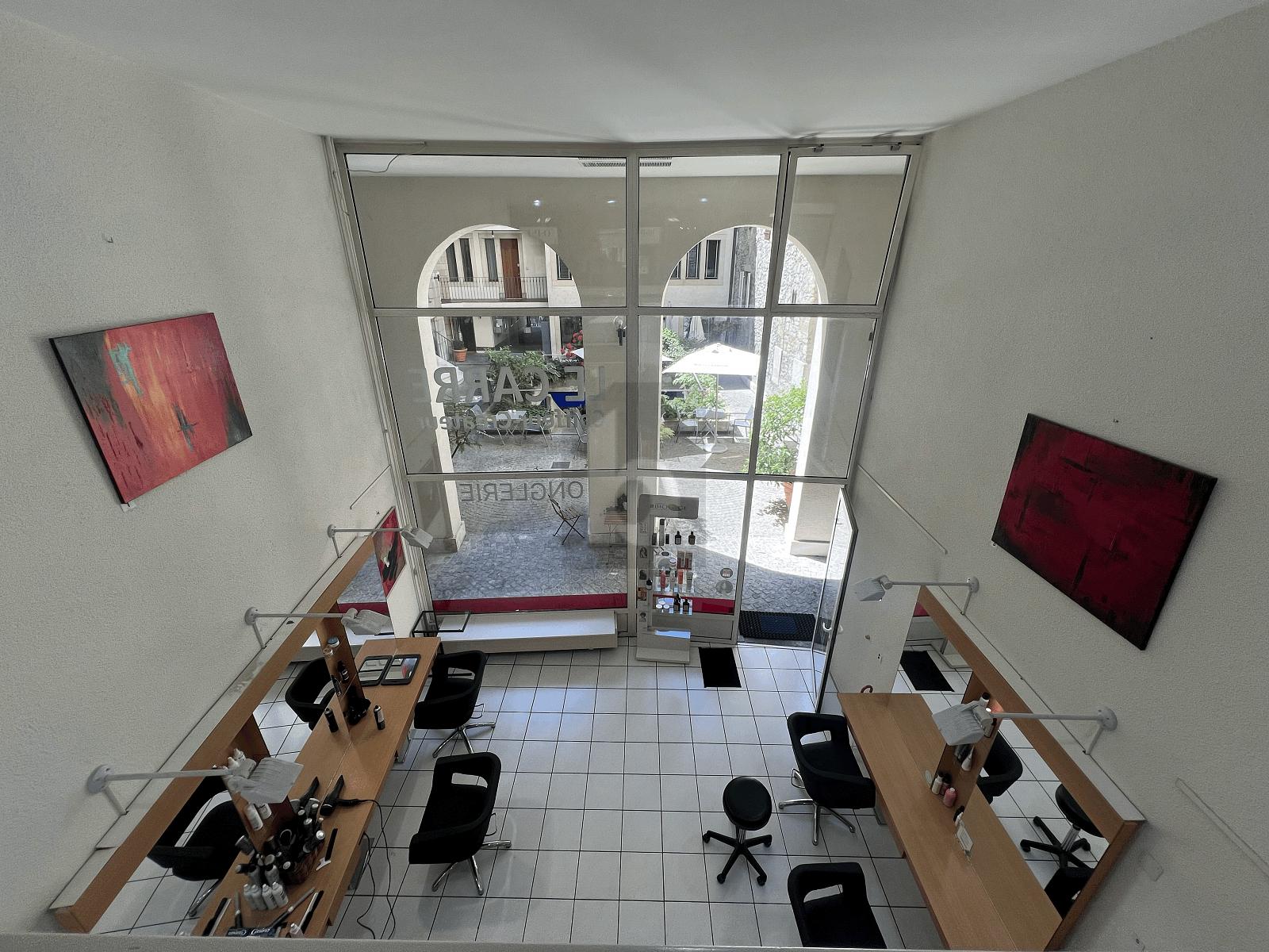 SALON DE COIFFURE EN VIEILLE VILLE - 2