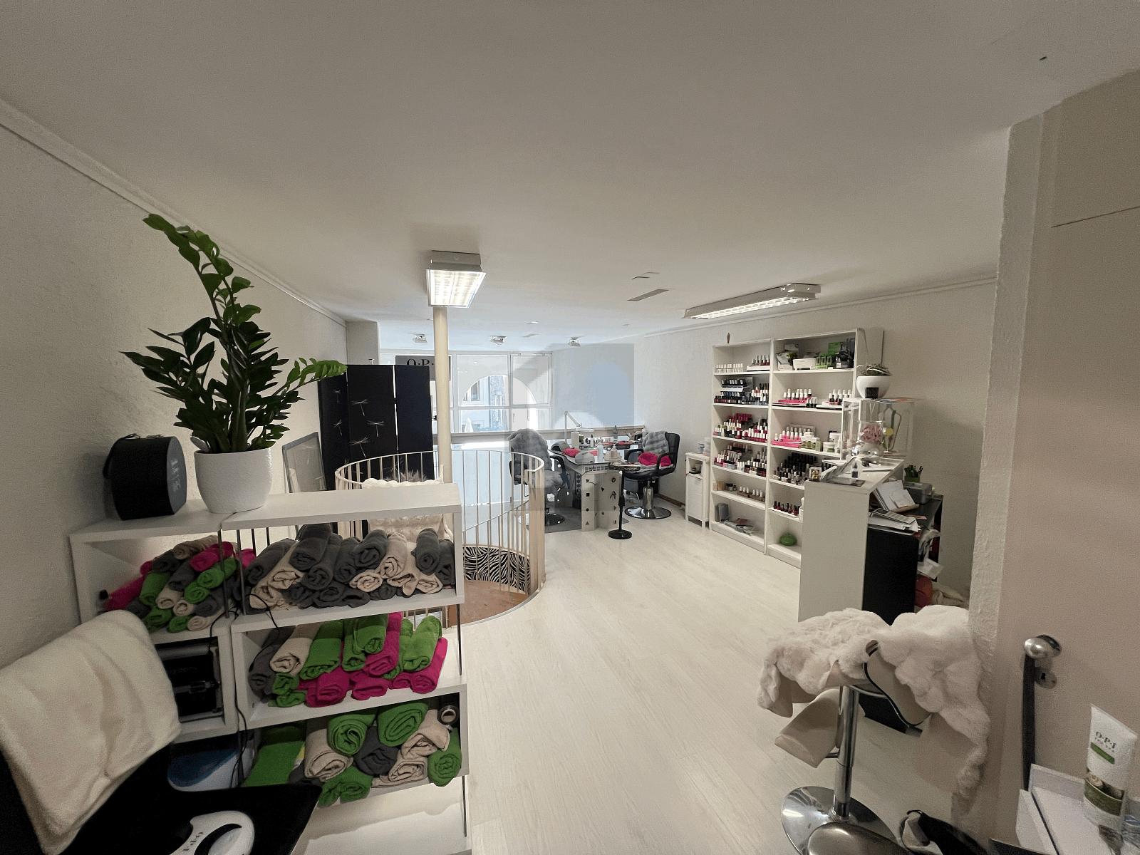 SALON DE COIFFURE EN VIEILLE VILLE - 4