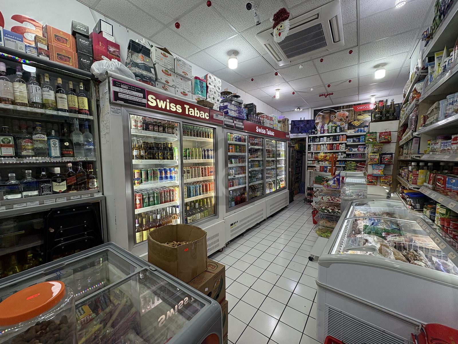 ÉPICERIE DANS UNE RUE PASSANTE - 2