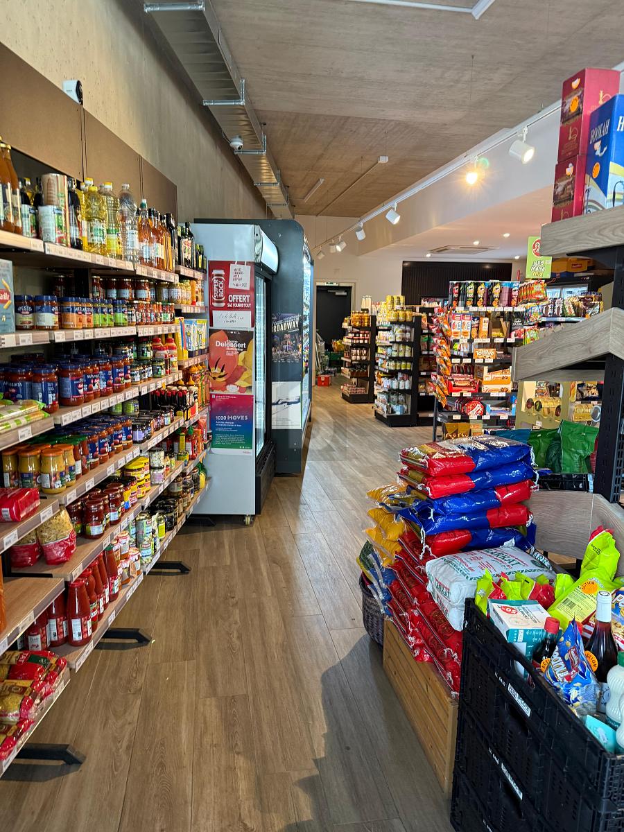 MODERNE AVEC CLIENTÈLE FIDÈLE - 0