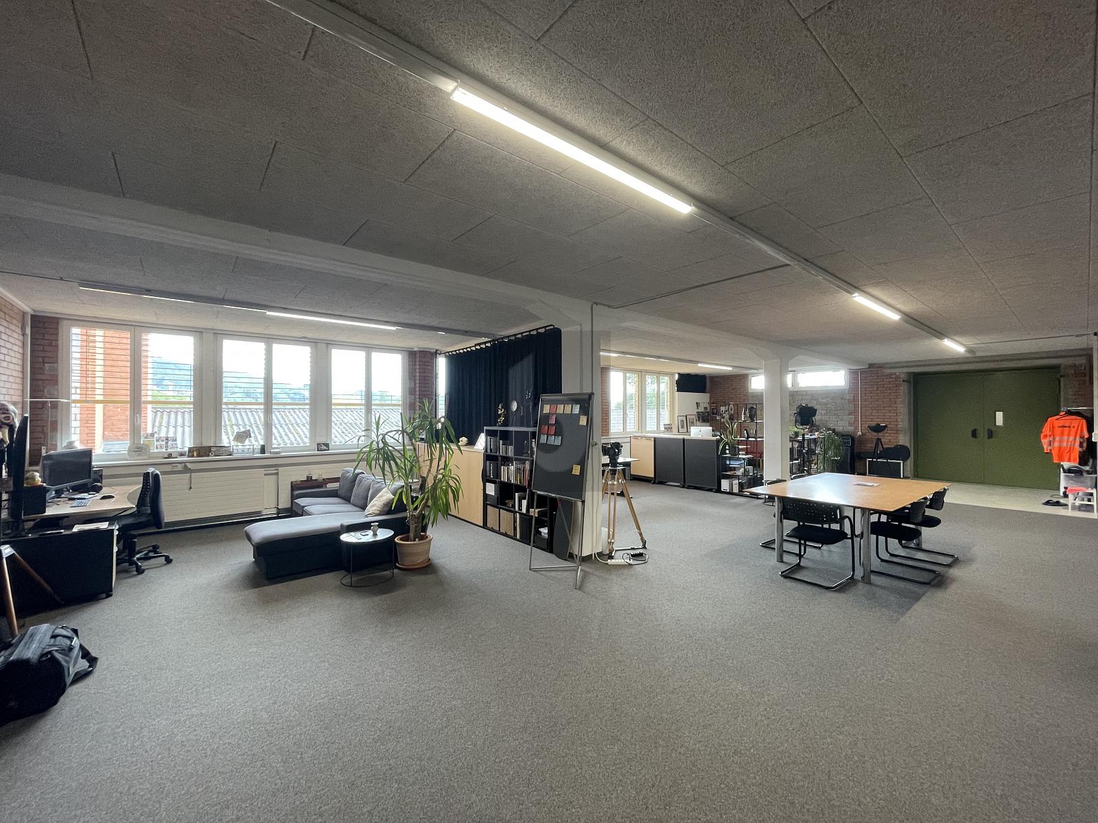 GERÄUMIG UND IDEAL FÜR KREATIVES ARBEITEN - 0