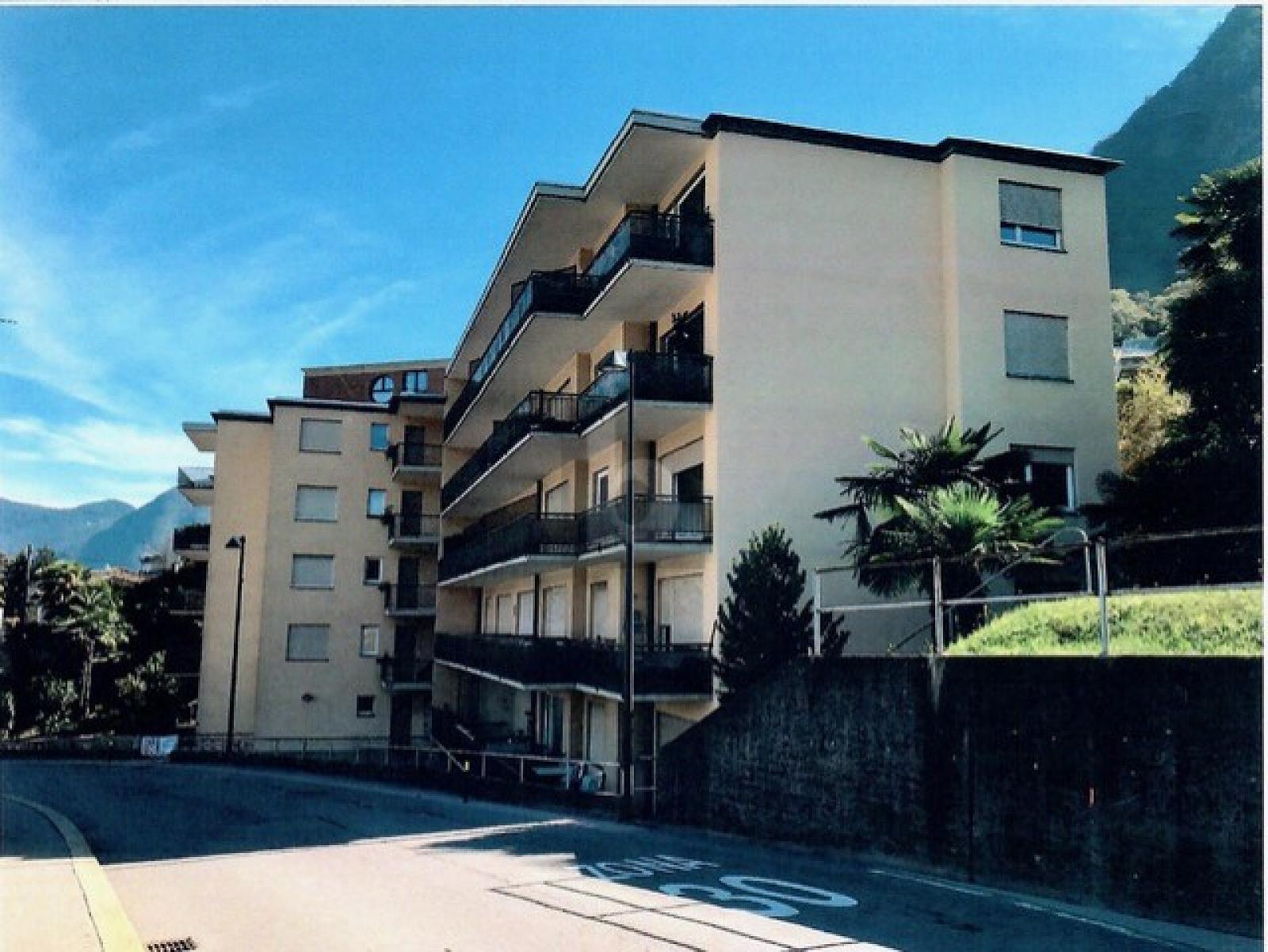 SOLEGGIATO CON VISTA LAGO - 0