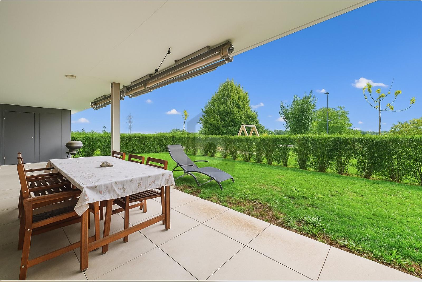 HOCHWERTIG MIT SONNIGEM GARTEN - 0