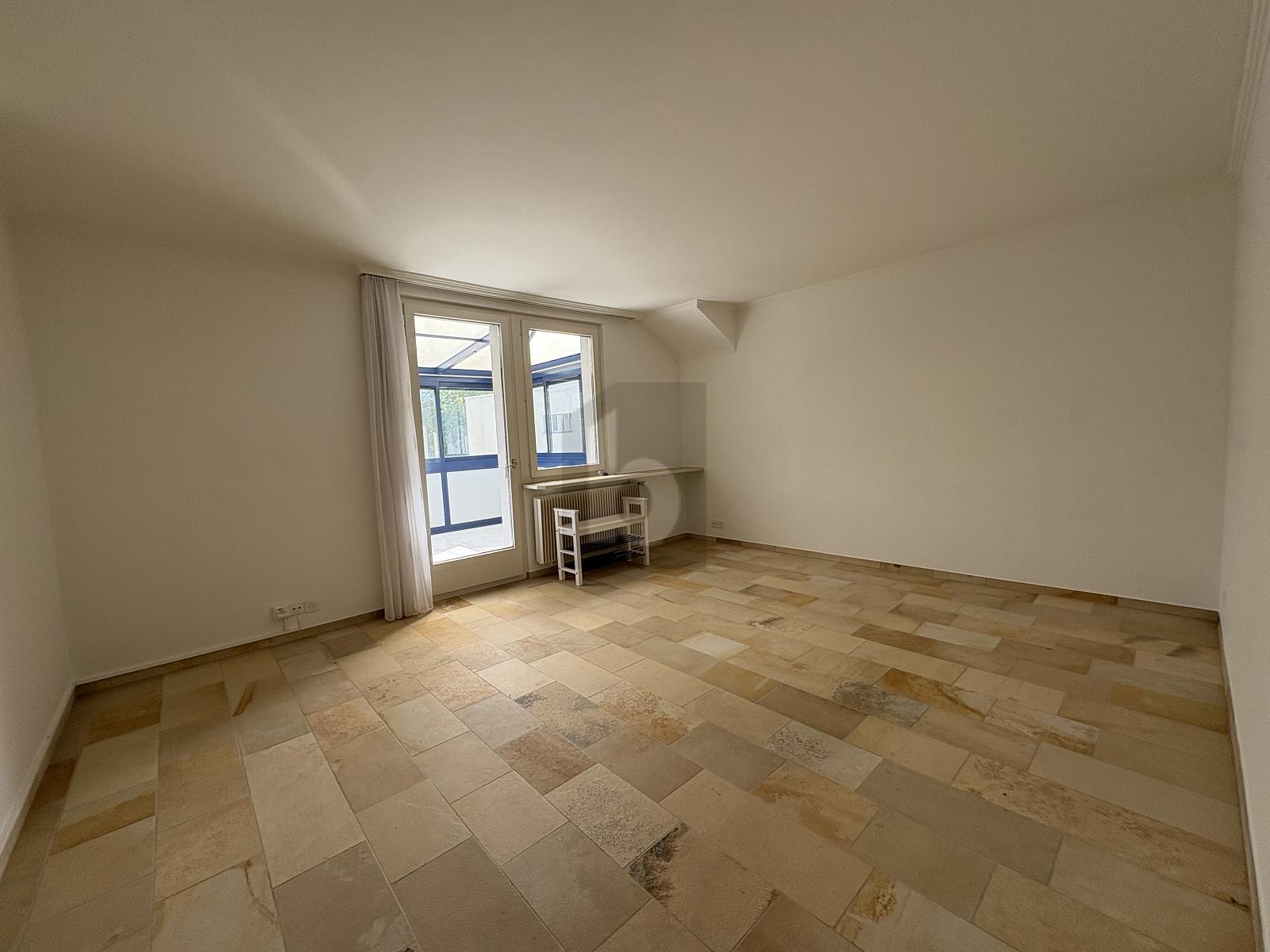 AN ZENTRALER LAGE MIT VIEL PLATZ UND WINTERGARTEN! - 1