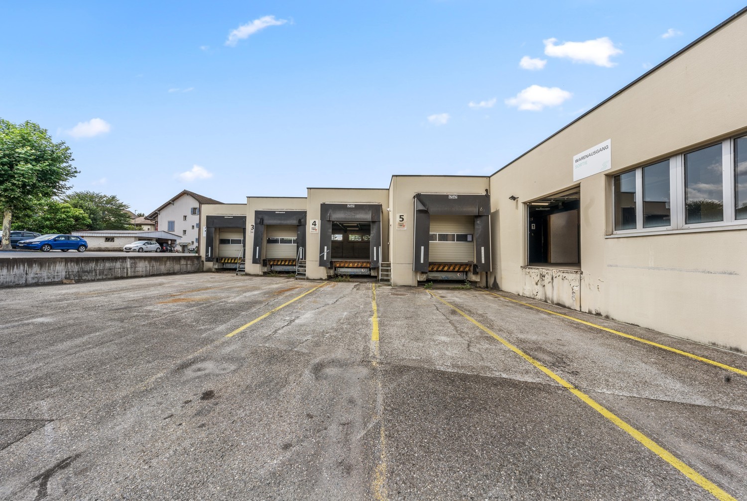 Grosszügige Lagerflächen inkl. praktischen Laderampen in Schmitten FR - 3