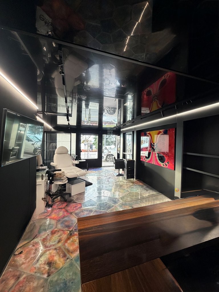 Sichtbar. Zentral. Charmant. Ladenfläche mit Blick auf den Zugersee - 1